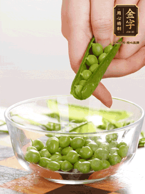 處理食材，藕切片，豌豆剝殼，菱角剝殼， 依次焯水