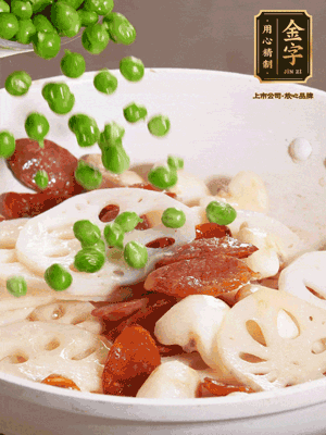 熱油下鍋，爆香香腸