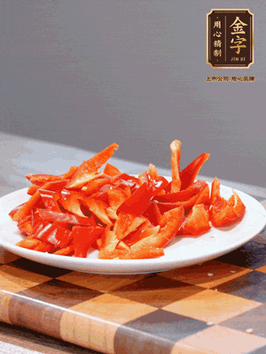 藕帶洗凈，斜切成小段備用、姜切絲、蒜切片、辣椒斜切，再切少許蒜