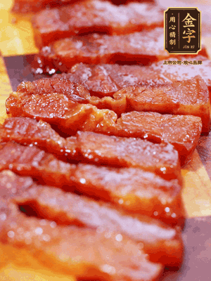 金字醬油肉煮熟，切片