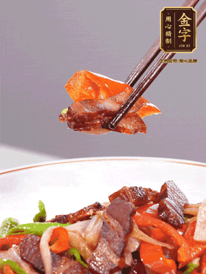 下藕帶、青紅辣椒翻炒均勻