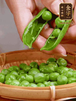 甜豆去殼，剝出甜豆米。百合小心剝成片。