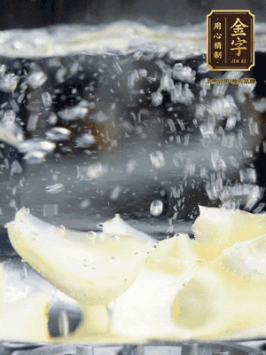 燒開一鍋水，甜豆米、百合燙10秒