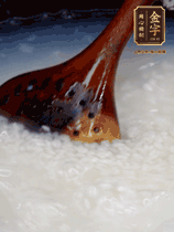 大米淘洗干凈，水開放入大米，煮3分鐘，煮到用手可以掐斷大米，撈出瀝干備用