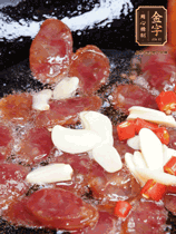 香腸煸香，加大蒜、小米辣增加香味