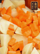 加土豆、胡蘿卜翻炒，隨后加入豆角、1勺鹽、1勺生抽、1勺蠔油、半勺老抽煸炒均勻