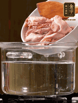 麻鴨切塊，冷水下鍋，加蔥姜、料酒焯水。撈出溫水洗凈