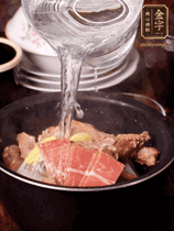 所有食材放入電飯鍋，加2勺料酒，足量的開水，按煲湯鍵煮湯