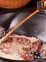 咸肉香腸下鍋煸出油脂香味，倒入洗凈的大米攪拌