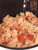 一起放入電飯鍋，加入剛好沒過食材的水。