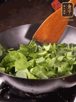 上海青切碎，用豬油炒到半熟