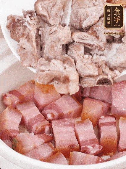 倒入開水燉煮，大火燒開后轉(zhuǎn)小火