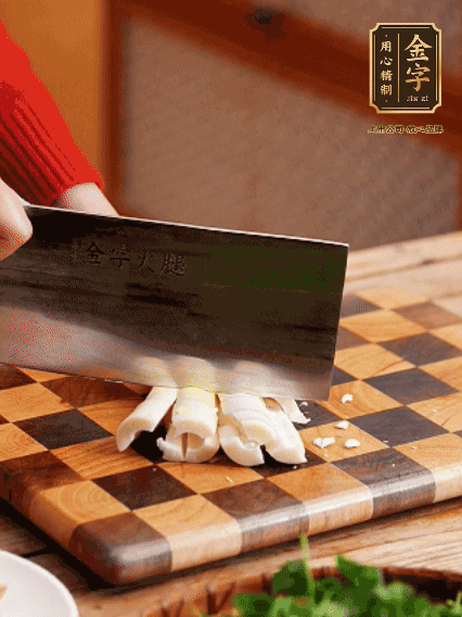 春筍剝?nèi)ネ鈿?，拍碎切成小條