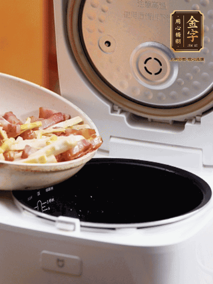 和洗凈的大米一起倒入電飯煲，攪拌均勻。水剛好沒(méi)過(guò)大米