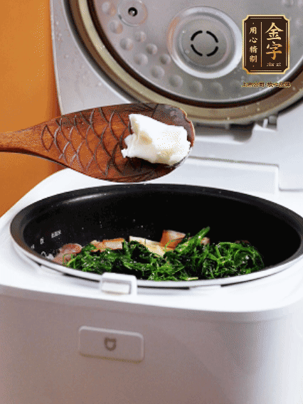 放入電飯鍋、加1勺豬油翻拌均勻