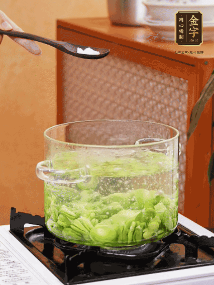 蠶豆剝?nèi)ネ鈿?，加鹽焯水30秒