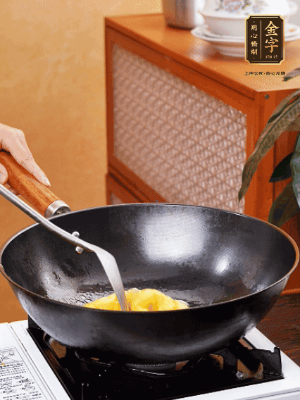 熱油，下雞蛋液煎好，盛出備用