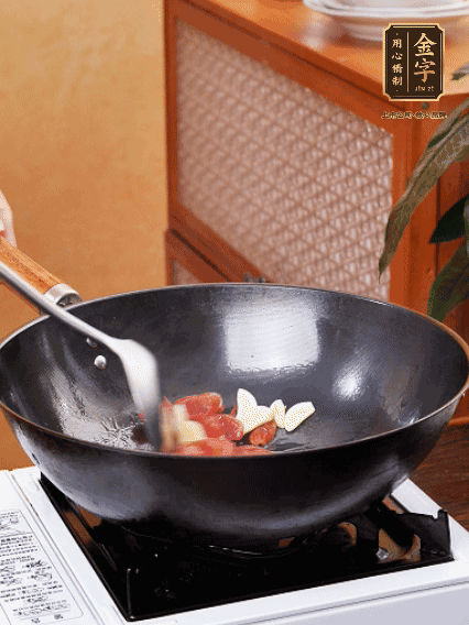 熱油，香腸微微煸出香味，加蒜片、小米辣