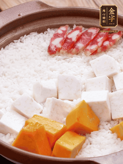 砂鍋涂油，放入泡好的大米。鋪上芋頭、南瓜，倒入開水剛好沒過，中火煮到水收干