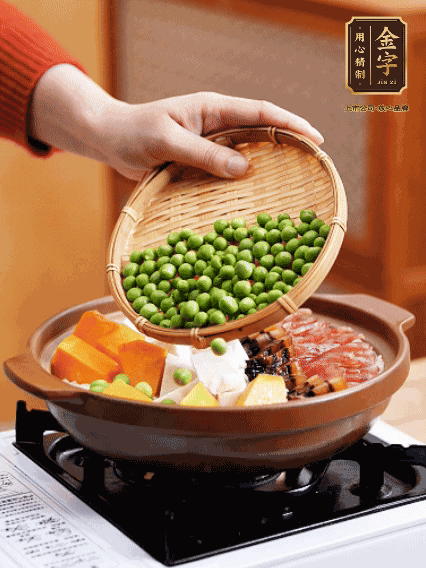 再鋪上臘腸、醬油肉、豌豆，小火煲6分鐘