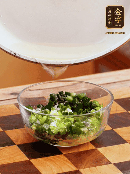 姜末、蔥末加鹽，潑熱油做成蔥姜醬