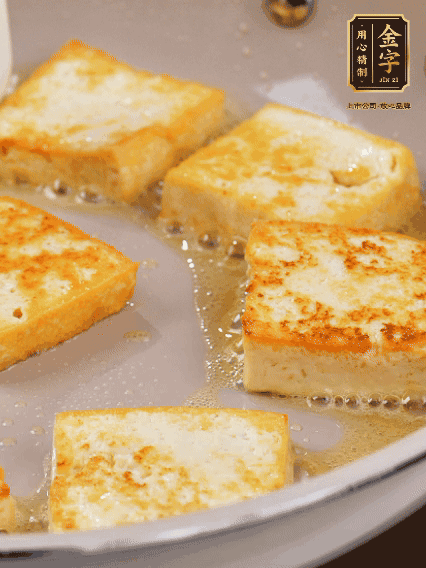 豆腐切片，兩面煎一下備用；春筍切段