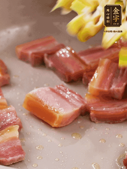 再放春筍翻炒一下，倒入砂鍋中，加適量的熱水，大火燜煮6分鐘