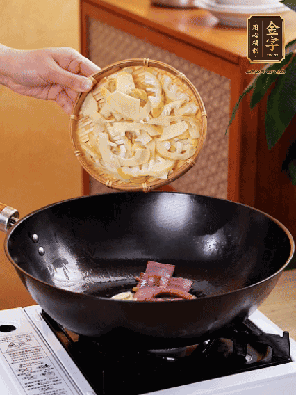 油熱，下蒜末、火腿煸炒出香味，再下筍片微微翻炒