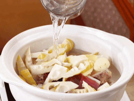 砂鍋中依次放入姜片、雞肉、春筍、火腿，加入足量的水，大火燒開后，轉小火燉40分鐘