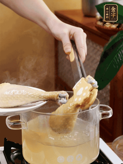 雞腿冷水下鍋，加蔥姜焯水，洗凈備用