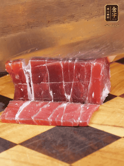 金字飄香火腿塊切片，溫水浸泡5分鐘