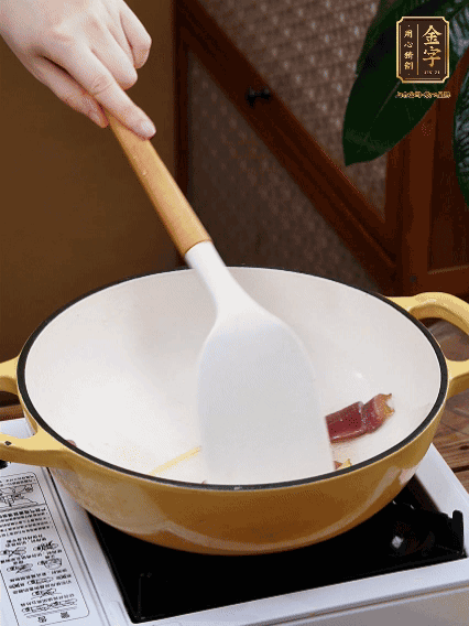 油熱，姜絲、火腿微微煸出香味