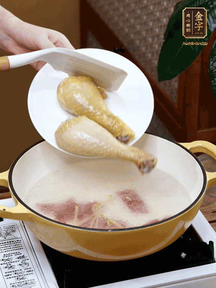 倒清水，放雞腿，大火煮開轉(zhuǎn)中小火煮20分鐘