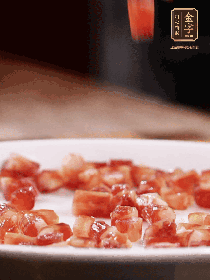 金字迷你小香腸切小段，煎出肉香