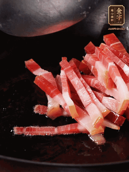 豬油潤鍋，下火腿煸香