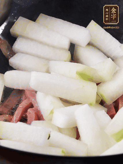 再下冬瓜微微煸炒，加一小碗水，中小火煨5分鐘