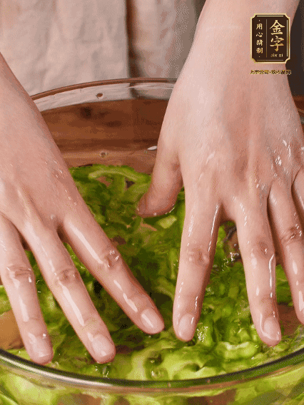 苦瓜去瓤切片，用鹽腌20分鐘，反復(fù)洗凈去苦味