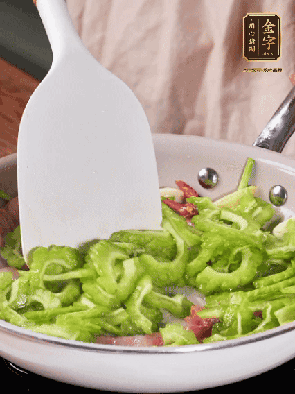 熱油，火腿、蔥姜、干辣椒煸香，再下苦瓜翻炒