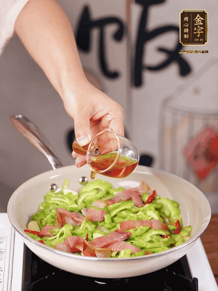 淋一圈料酒，少許糖調(diào)味