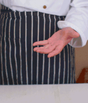 小蔥切碎，淡火腿切碎。