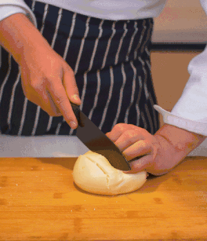 饅頭表面切出1cm左右的網(wǎng)格。