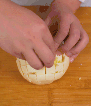 在縫隙里塞適量馬蘇里拉奶酪、再塞入淡火腿碎。