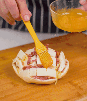 放在烤盤上，表面先刷一層玉米油，再刷一層蛋黃液。