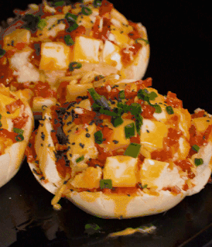 灑適量小蔥和黑芝麻，放入預(yù)熱的烤箱180度15分鐘。