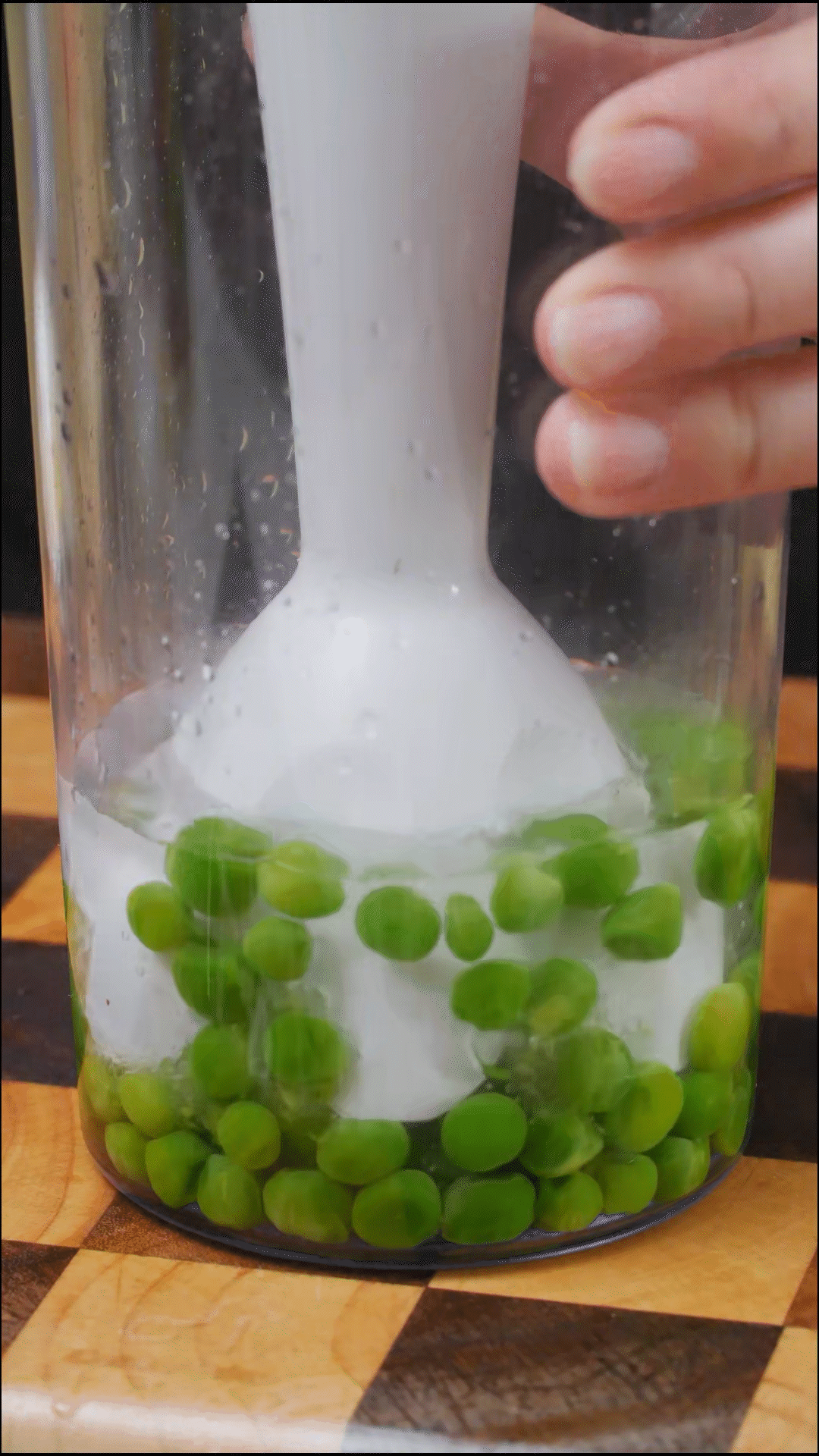 斷生的豌豆加水和大蒜，放入料理機(jī)打成糊狀
