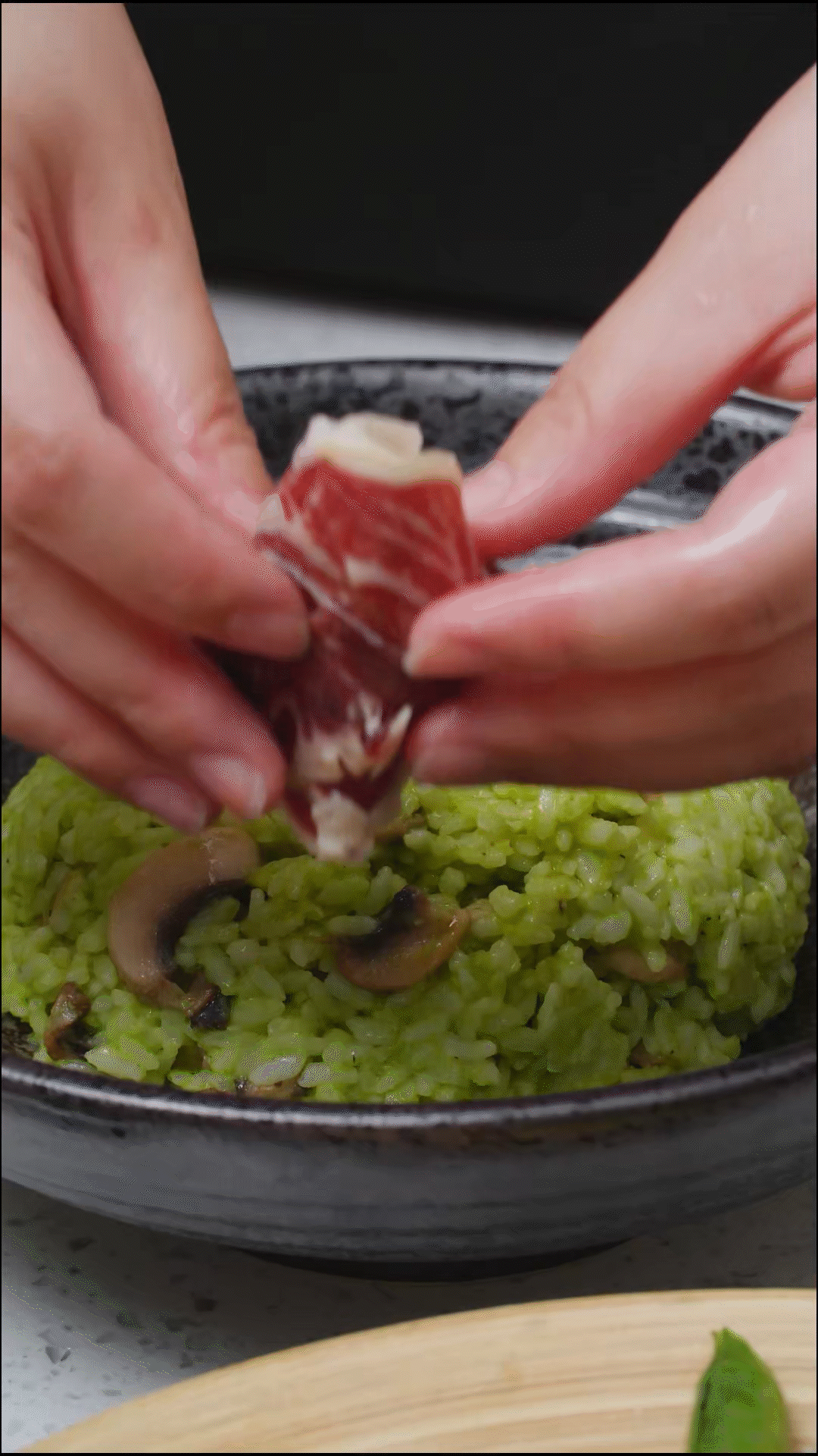 鍋中放入口蘑煎軟后，加一碗煮好的米飯
