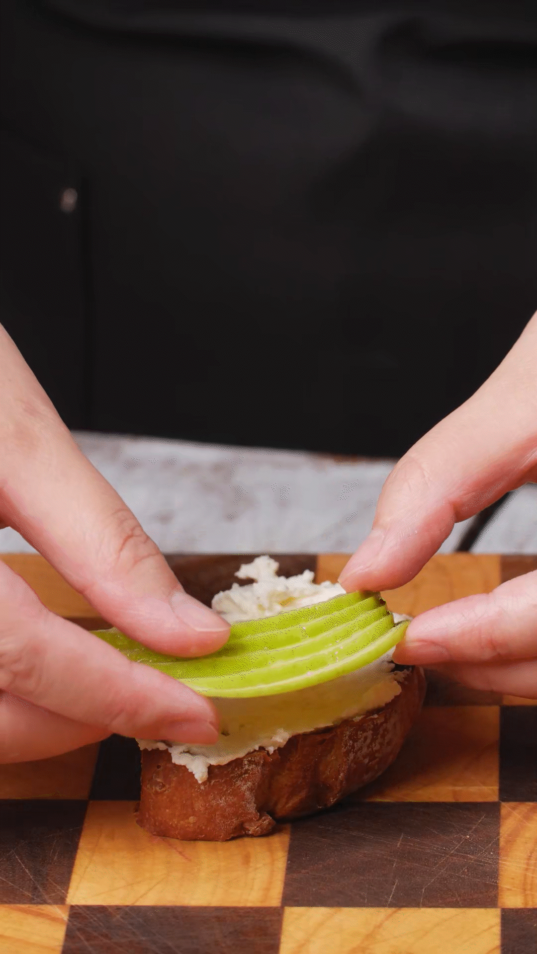 歐包抹上奶酪依次放上：蘋果、梨、藍(lán)莓
