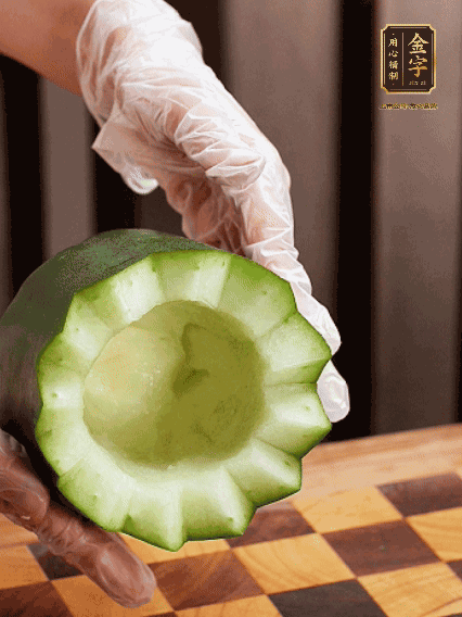 將小冬瓜洗凈，頂端切開去瓜瓤，改刀切口呈鋸齒狀