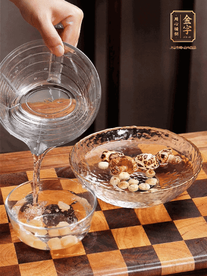 將雞肉、鮑魚、蝦仁焯水，冬菇、蓮子、干貝泡發(fā)