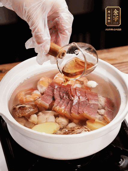 7種食材+帶皮冬瓜塊用砂鍋/電飯煲煮湯功能煮熟，少許鹽、花雕調味